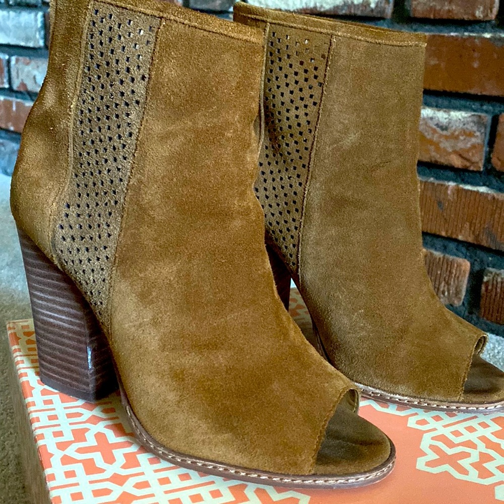 Gianni Bini size 8 peep toe bootie! Chestertan